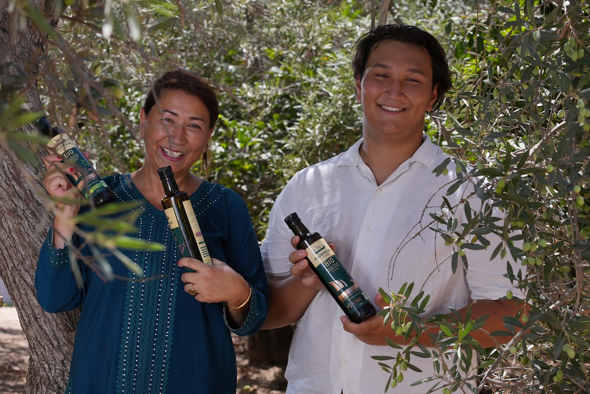 femme et son fils qui tiennent de l'huile d'olive 