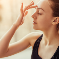 Comment rééduquer et préserver sa vue grâce au yoga des yeux